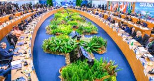 Par :  AlArab-tv.com Le Maroc figure parmi les premiers pays à s’engager dans l’Initiative mondiale pour l’intégrité de l’information sur le changement climatique, lancée ce mardi par les Nations Unies, l’UNESCO et le Brésil, en marge du sommet des dirigeants du G20 à Rio de Janeiro. Cette initiative, qui vise à lutter contre la désinformation freinant les actions climatiques, marque une étape décisive dans la coordination mondiale pour faire face à l’urgence climatique, alors que le monde est, selon l’ONU, à un « point de rupture ». L’adhésion du Maroc à cette initiative traduit son engagement constant en matière d’adaptation aux changements climatiques, les énergies renouvelables représentant aujourd’hui environ 40% de la capacité de production électrique, un taux qui sera porté à 52% avant 2030. Outre le Maroc, des nations telles que le Chili, le Danemark, la France, le Royaume-Uni et la Suède ont déjà confirmé leur adhésion. L’Initiative mondiale pour l’intégrité de l’information sur le changement climatique invite les pays et organisations partageant les mêmes ambitions à unir leurs forces. Le président brésilien Lula da Silva, hôte du Sommet du G20, a souligné que « dans la lutte pour la survie (de la planète), il n’y a pas de place pour le déni et la désinformation ».