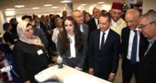 Par :  AlArab-tv.com Le ministère de la Santé et de la Protection sociale a lancé, jeudi, la campagne nationale de prévention et de contrôle de la grippe et des infections respiratoires aigües, qui s’étendra durant toute la saison grippale, caractérisée par une augmentation de la circulation des virus respiratoires, particulièrement ceux de la grippe saisonnière et du COVID-19. Dans un communiqué, le ministère indique que cette campagne, placée sous le thème “La grippe saisonnière: vaccinons-nous et respectons les mesures barrières”, a pour objectif de sensibiliser la population sur le respect des mesures barrières pour limiter la propagation des virus. Elle vise aussi à les sensibiliser sur l’importance de la vaccination pour atténuer les complications de la maladie chez les personnes vulnérables, à savoir les femmes enceintes, les enfants de moins de cinq ans, les personnes âgées ainsi que celles atteintes de maladies chroniques. Infection virale aiguë qui touche le système respiratoire, la grippe saisonnière survient sous forme d’épidémies saisonnières au cours de l’automne et de l’hiver, poursuit le ministère, notant que bien qu’il s’agisse généralement d’une maladie bénigne, elle peut entraîner des complications graves voire le décès, notamment chez les populations vulnérables sus-citées.
