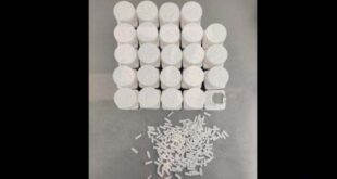 Par :  AlArab-tv.com Les éléments de la Sûreté nationale et des douanes du Port Tanger Med ont mis en échec, mercredi, une tentative de trafic international de drogues et de psychotropes, procédant à la saisie de 19.050 comprimés psychotropes, dissimulés à bord d’un camion de transport international en provenance d’un pays européen. Selon les premiers éléments de l’enquête, les opérations de surveillance et de fouille menées sur ce camion ont permis de saisir les comprimés psychotropes, qui étaient soigneusement cachés dans des cavités spécialement aménagées dans la cabine du véhicule, indique une source sécuritaire, notant que les investigations ont également permis l’interpellation du chauffeur, un citoyen marocain de 36 ans. Le suspect a été placé en garde à vue à la disposition de l’enquête judiciaire menée sous la supervision du parquet compétent, afin d’identifier l’ensemble des personnes impliquées dans cette affaire, ainsi que les éventuelles ramifications nationales et internationales de cette activité criminelle, a-t-on ajouté.
