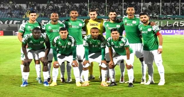 Par :  AlArab-tv.com Le Difaa El Jadida (DHJ) a battu le Chabab Mohammedia (SCCM) sur le score sans appel de 4 buts à 1, dimanche soir au stade El Bachir de Mohammedia, en match de la 11è journée de la Botola Pro D1 “Inwi” de football. Les visiteurs se sont imposés grâce à des buts de Hassan Fares (8è), Youssef Arbidi (31è), Omar Arjoune (56è) et Emmanuel Kpatai (76è). A huit minutes de la fin du temps réglementaire, Zakaria Fatihi a sauvé l’honneur pour les locaux du point de pénalty (82è).