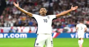 Par :   AlArab-tv.com L’Angleterre s’est largement imposée face à l’Irlande (5-0), dimanche à Wembley lors de la 6e journée de la Ligue des nations, une victoire qui lui permet de retrouver l’élite de la compétition. Les “Three Lions” ont attendu la seconde période pour marquer trois buts en cinq minutes, par Harry Kane (53e, s.p.), Anthony Gordon (55e) et Connor Gallagher (58e), avant que Jarrod Bowen (75e) puis Taylor Harwood-Bellis (79e) n’accentue l’écart. Avec 15 points, l’Angleterre termine en tête du groupe 2 de la Ligue B de la compétition continentale, et évoluera en Ligue A la saison prochaine. La Grèce, battue jeudi à domicile par les Anglais, reste deuxième du groupe avec son succès en Finlande (2-0).