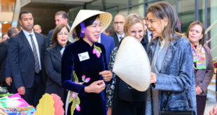 Par :  AlArab-tv.com La Princesse Lalla Meryem a présidé, samedi à la Bibliothèque Nationale du Royaume du Maroc à Rabat, la cérémonie d’inauguration du « Bazar de bienfaisance » du Cercle diplomatique, placé sous le Haut Patronage de Sa Majesté le Roi Mohammed VI. Après avoir coupé le ruban symbolique annonçant l’ouverture du Bazar de bienfaisance, Son Altesse Royale a visité les différents stands où est exposée une grande variété de produits artisanaux et de terroir provenant de plusieurs pays du monde représentant les différents continents. Au terme de cette cérémonie, SAR la Princesse Lalla Meryem a posé pour une photo-souvenir avec les membres du Cercle diplomatique.