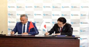Par :  AlArab-tv.com Le ministre délégué auprès du Chef du Gouvernement chargé de l’Investissement, de la Convergence et de l’Évaluation des Politiques Publiques, Karim Zidane, et le ministre japonais de l’Économie, du Commerce et de l’Industrie, Yoji Muto, ont procédé mercredi à Tokyo, à la signature d’un Mémorandum de coopération visant à renforcer la collaboration des deux pays en matière d’investissement. Ce Mémorandum a pour objectif d’offrir une plateforme pour consolider les relations économiques entre le Maroc et le Japon, créer de nouvelles voies de coopération et favoriser le partage mutuel d’expertise et de bonnes pratiques. La signature de ce Mémorandum s’inscrit dans le cadre du roadshow que conduit M. Zidane à la tête d’une importante délégation marocaine au Japon et en République de Corée. Organisé conjointement par le ministère et l’Agence marocaine de développement des investissements et des exportations (AMDIE), ce roadshow vise à renforcer les relations économiques bilatérales et mettre en avant les atouts du Royaume en tant que destination privilégiée pour les investissements directs étrangers, notamment dans des secteurs d’avenir.
