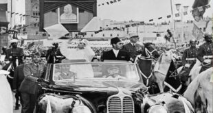Par :  AlArab-tv.com Le peuple marocain célèbre lundi, dans la joie et la fierté, le 69ème anniversaire de la Fête de l’Indépendance, un grand jour qui a couronné une longue lutte nationale pour défendre l’unité, la souveraineté et les constantes du pays, à la faveur d’une parfaite symbiose entre le Trône et le peuple. Gravée dans les annales de l’histoire du Royaume et dans les cœurs de tous les Marocains, la Fête de l’Indépendance est une occasion de rappeler le contexte historique de cet événement grandiose qui marque le triomphe de la volonté commune du Trône et du peuple, engagés côte à côte dans une bataille de longue haleine pour libérer le pays du joug colonial et jeter les bases d’un Maroc indépendant, promis à un bel avenir. Moment fort de cette lutte nationale pour l’indépendance, la visite historique effectuée par le père de la nation et héros de la libération, feu SM Mohammed V, à Tanger en avril 1947, est venue confirmer l’attachement du Maroc, Roi et peuple, à sa liberté, à son intégrité territoriale et à son identité. L’une des plus grandes réalisations du mouvement national a été le passage, au début des années 1930, au militantisme politique afin de raviver le sentiment patriotique chez toutes les couches de la société marocaine, notamment aux rangs des jeunes.