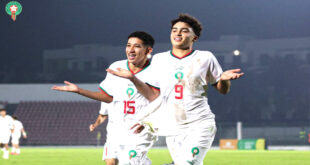 AlArab-tv.com-MAP L’équipe nationale du Maroc U17 a battu la sélection libyenne sur le score de 2 buts à 0, mercredi à Mohammedia, en match du tournoi de l’Union nord-africaine de football (UNAF) qualificatif à la Coupe d'Afrique des Nations de cette catégorie. Les buts de la sélection nationale ont été inscrits par Smail El Aoud à la 7è minute et Ziyad Baha à la 61è minute sur penalty. Avec deux victoires et un résultat nul, les hommes de Nabil Baha portent leur actif de points à 7 et occupent la première place du classement.