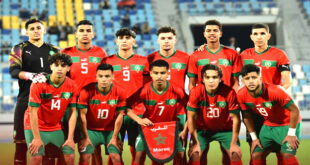 Par: AlArab-tv.com La sélection marocaine des moins de 20 ans a concédé un match nul (1-1) face à l'Algérie, ce mercredi 20 novembre, lors de la 3ᵉ journée du tournoi de l'Union nord-africaine de football (UNAF), qui se déroule à Suez, en Égypte. Mohamed Zeghadi a ouvert le score pour les Algériens dès la 14ᵉ minute. En seconde période, l'entrée en jeu de Yassir Zabiri s'est avérée décisive. À la 86ᵉ minute, l'attaquant marocain a réussi à égaliser, offrant ainsi un point précieux au Maroc.