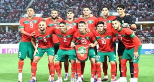 Par :   AlArab-tv.com La sélection marocaine de football a battu son homologue du Lesotho sur le score de 7 buts à 0 (mi-temps 5-0), lundi soir au stade d’honneur d’Oujda, pour le compte de la 6è et ultime journée des éliminatoires (groupe B) de la Coupe d’Afrique des Nations (CAN) de football (Maroc-2025). Les Lions de l’Atlas se sont imposés grâce à un triplé de Brahim Diaz (5è, 15è, 42è), un doublé de Sofiane Rahimi (37è, 45+2è s.p.) et des réalisations de Youssef En-Nesyri (68è) et Ismael Saibari (70è). Grâce à cette victoire, l’équipe nationale termine en tête de son groupe avec 18 points obtenus en 6 victoires, devançant le Gabon (10 pts), déjà qualifié pour la prochaine CAN et qui s’est imposé ce soir chez la République Centrafricaine (1-0).