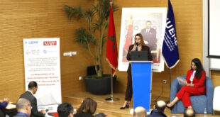 Par :  AlArab-tv.com Des chercheurs ont plaidé, mercredi à Fès, pour une approche plus inclusive de la gouvernance publique à l’occasion d’un colloque international à l’Université Euro-Méditerranéenne de Fès (UEMF). Dans un contexte marqué par des défis sociaux, économiques et environnementaux croissants, ils ont souligné l’importance de rassembler tous les acteurs concernés pour élaborer des politiques publiques efficaces et durables. S’exprimant à l’occasion de cette rencontre tenue sous le thème “la régulation et la gouvernance de l’action publique à l’épreuve de la complexité sociale”, le directeur de l’Institut Euromed des Sciences Juridiques et Politiques, Abderrahmane Haddad, a mis en exergue la double dimension de cette problématique, d’abord une dimension scientifique, héritée d’une longue tradition de réflexion sur le rôle de l’acteur public depuis l’Antiquité, puis une dimension pratique, face aux défis contemporains auxquels sont confrontés les États, notamment le Maroc. M. Haddad a souligné la nécessité d’une approche inclusive de la gouvernance publique, impliquant non seulement l’État, mais aussi les collectivités territoriales, les établissements publics, la société civile et le secteur privé. Cette vision élargie de la gouvernance place chaque acteur devant ses responsabilités, du citoyen individuel aux institutions publiques, a-t-il estimé