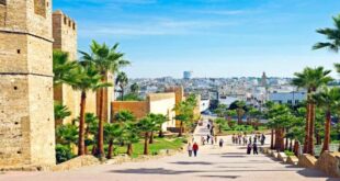 Par: AlArab-tv.com Le Maroc et sa capitale Rabat ont été officiellement désignés pour accueillir l’édition 2025 du congrès annuel de l’Association Néerlandaise des Agents de Voyage et Tour-opérateurs (ANVR), lors de la clôture de l’événement de cette année. Cette annonce met en lumière la place croissante du Maroc sur la scène touristique internationale, en cohérence avec son objectif ambitieux d’attirer 26 millions de touristes d’ici 2030, indique un communiqué de l’Office National Marocain du Tourisme (ONMT). Le marché néerlandais, qui a enregistré une croissance remarquable de 23% des arrivées en 2024, joue un rôle stratégique dans cette dynamique, fait savoir la même source. Parallèlement, l’ONMT organise un roadshow du 18 au 21 novembre 2024 dans les principaux bassins