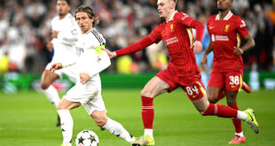 Par :  AlArab-tv.com-AFP Liverpool a enchaîné une cinquième victoire en cinq matches de Ligue des champions, mercredi à Anfield face au tenant du titre, le Real Madrid (2-0), plombé notamment par un pénalty raté de Kylian Mbappé. Les « Reds » ont battu le club espagnol pour la première fois en quinze ans grâce à des buts d’Alexis Mac Allister (52e) et Cody Gakpo (76e), et malgré un pénalty également raté de Mohamed Salah (70e) vingt minutes après celui du Français. Lille, lui, est allé s’imposer 2-1 mercredi à Bologne lors de la 5e journée de la Ligue des champions et fait un pas vers la qualification pour les barrages de cette nouvelle formule de C1 avec 10 points.