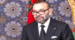 Par  :  AlArab-tv.com-MAP Rabat – Sa Majesté le Roi Mohammed VI a adressé un message de félicitations à M. Donald J. Trump à l’occasion de son élection, à nouveau, Président des Etats-Unis d’Amérique. Dans ce message, le Souverain exprime à M. Trump Ses plus sincères félicitations suite à son élection pour un nouveau mandat en tant que président des États-Unis d’Amérique, ainsi que Ses meilleurs vœux de plein succès dans ses hautes fonctions et dans ses efforts au service du peuple américain. SM le Roi souligne que la victoire retentissante de M. Trump lors de ces élections est une reconnaissance de son patriotisme et une confirmation de son engagement continu à défendre les intérêts suprêmes des États-Unis, “notre ami et allié de longue date”. Le Souverain affirme, dans ce sens, que le Royaume du Maroc et les États-Unis d’Amérique sont unis par une alliance historique et un partenariat stratégique qui ont résisté à l’épreuve du temps, ajoutant que “les valeurs que nous avons en partage et nos intérêts communs dans un large éventail de secteurs nous ont permis d’œuvrer constamment ensemble pour l’édification d’un avenir meilleur pour nos peuples, faisant de nos relations une force motrice au service de la paix, de la sécurité et de la prospérité au Moyen-Orient, en Afrique et au-delà”.