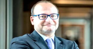 Par  : AlArab-tv.com Le groupe Agence française de développement (AFD) va désormais investir au Sahara marocain, a annoncé son Directeur Général, Rémy Rioux, qui compte se rendre prochainement dans les provinces du Sud du Royaume. «Le groupe AFD va désormais investir au Sahara, trait d’union entre le Maroc et ses pays voisins. Je me rendrai prochainement à Laâyoune et à Dakhla à la rencontre des populations locales», a affirmé Rioux dans une interview à la MAP, soulignant que cette décision est confortée par l’approche «tout Afrique» que l’AFD estime avoir en commun avec le Maroc. «Nous avons en commun une approche tout Afrique, pour promouvoir la coopération régionale», a souligné le DG de l’AFD qui considère le rayonnement du Maroc à l’échelle continentale comme une «force motrice» pour soutenir les transitions à l’œuvre dans le continent. Il a ainsi cité l’axe Atlantique pour renforcer la coopération portuaire, l’engagement de Rabat pour une Afrique pionnière en matière d’économie bleue durable, la sécurité alimentaire, avec le lancement de la plateforme Agrifinance, portée par le groupe OCP et soutenue par l’AFD, en vue de financer la transformation locale des chaînes de valeur agricoles dans le continent.