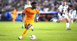 Par :  AlArab-tv.com L'attaquant vedette du Real Madrid Vinicius Jr, blessé aux ischio-jambiers, est forfait pour le match de la Champions League mercredi sur la pelouse de Liverpool (5e journée), a annoncé lundi le club espagnol. "Après des examens effectués ce jour, notre joueur Vinicius Junior a été diagnostiqué avec une blessure aux ischio-jambiers de la jambe gauche", indique le géant madrilène dans un communiqué. Le Real Madrid n'a pas précisé la durée d'indisponibilité du joueur, mais selon des sources médiatiques espagnoles, elle pourrait s'étendre à près d'un mois. Si cette estimation se confirme, l'attaquant brésilien, qui a disputé l'intégralité de la rencontre de championnat lors de la victoire dimanche soir contre Leganés (3-0), manquerait également le déplacement à Bergame pour affronter l'Atalanta le 10 décembre.