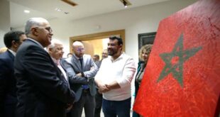 Par :  AlArab-tv.com Le “Traitillisme”, premier mouvement plastique marocain, a envoûté les amateurs d’art plastique à Fès à l’occasion du vernissage mardi d’une exposition collective haute en couleur dans la capitale spirituelle du Royaume. Artistes peintres confirmés et émergents du Maroc et de l’étranger, ils étaient une vingtaine à exposer leurs derniers tableaux avec pour fil conducteur la richesse immatérielle du Royaume sous le thème évocateur “le patrimoine sous une autre forme”, en présence notamment du wali de la région Fès-Meknès, gouverneur de la préfecture de Fès, Mouaad Jamai. Orchestrée par l’artiste-peintre et écrivain Afif Bennani, cette exposition collective permet au public d’admirer les coups de pinceaux caractéristiques de ce mouvement plastique purement marocain qu’est le “Traitillisme”. Dans une déclaration à la MAP, M. Bennani, président de l’Ordre national des artistes peintres et des photographes, a expliqué que cette exposition est l’aboutissement d’un long cheminement artistique qui a débuté en 1992. En effet, a-t-il expliqué, le Maroc a donné naissance, au fil des décennies, à de grands peintres, mais qui étaient toujours influencés par les mouvements étrangers, notamment occidentaux. Or, a confié M. Bennani, “mon ambition était de ne plus rester tributaire” d’une quelconque mouvance étrangère” “J’ai continué à faire des recherches sur le plan du style, des techniques, depuis la Renaissance italienne jusqu’à nos jours, et en 2018 j’ai réalisé quelques tableaux avec un style tout à fait particulier, uniquement avec des traits”, a-t-il poursuivi. Ces tableaux ont suscité l’admiration de l’écrivain et critique d’art français Daniel Couturier qui a donné au mouvement le nom qu’il porte désormais, le Traitillisme.