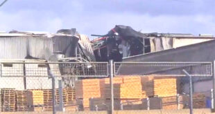 Par :  AlArab-tv.com Ue explosion dans une usine près d’Alicante, dans le sud-est de l’Espagne, a fait mercredi au moins deux morts et deux blessés dans un état grave, a-t-on appris auprès des pompiers, qui recherchent également une personne disparue. Les faits ont eu lieu dans une zone industrielle d’Ibi, à une quarantaine de kilomètres du centre d’Alicante, dans une usine de production de polystyrène expansé. L’alerte a été donnée peu avant 12H00. « Il ne s’agit pas d’un incendie, mais bien d’une explosion », ont précisé à l’AFP les pompiers, évoquant la possibilité que ce soit la chaudière du bâtiment industriel qui ait explosé. « Suite à cette explosion, une partie du bâtiment industriel s’est effondré, le toit est tombé et environ la moitié de la surface du bâtiment est tombée, ce qui signifie que certains murs intérieurs se sont effondrés eux aussi », a-t-on ajouté de même source. Les opérations de secours étaient toujours en cours en début d’après-midi.