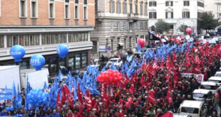 Par :  AlArab-tv.com Des milliers d'Italiens ont manifesté vendredi 29 novembre dans le cadre d'une grève générale pour le pouvoir d'achat et contre le « budget de rigueur » du gouvernement ultraconservateur de la Première ministre Giorgia Meloni. La grève a touché les secteurs de l'éducation, l'industrie, la santé, la poste ou la justice, aussi bien dans le public que dans le privé, ainsi que celui des transports pour une partie de la journée. L'impact de ce mouvement est difficile à mesurer. Les cortèges de manifestations sociales sont rarement fournis, une puissance confédération s'est dissociée de la grève et des restrictions ont été imposées par le gouvernement. Si le préavis déposé par les syndicats est de huit heures, il a été réduit de moitié dans les transports par le ministre de tutelle, le dirigeant d'extrême droite . Matteo Salvini Il s’agit d’une mesure permise par la loi.