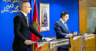 Par :  AlArab-tv.com Dans le cadre de la dynamique internationale créée sous l’impulsion du Roi Mohammed VI en soutien à la souveraineté du Maroc sur son Sahara et au Plan d’autonomie, la Hongrie exprime son appui aux efforts déployés par le Royaume pour la résolution de la question du Sahara et soutient le Plan d’autonomie, présenté en 2007, le qualifiant de « la base la plus crédible » pour le règlement de ce différend. Cette position a été exprimée par la Hongrie dans le communiqué conjoint signé à l’issue d’une rencontre, mercredi à Rabat, entre le ministre des Affaires étrangères, de la Coopération africaine et des Marocains résidant à l’Étranger, Nasser Bourita, et son homologue hongrois, Péter Szijjártó. A ce titre, les deux ministres ont « réaffirmé leur soutien au processus politique mené par les Nations Unies et aux efforts du Secrétaire Général des Nations Unies pour parvenir à une solution à la question du Sahara, conformément aux résolutions du Conseil de Sécurité ».