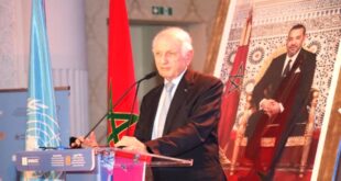 Par : AlArab-tv.com – avec MAP L’artisanat constitue une passerelle vertueuse rassemblant, dans son savoir-faire, toute la diversité du Royaume, a souligné, lundi soir à Rabat, M. André Azoulay, Conseiller de SM le Roi et Président fondateur de l’Association Essaouira-Mogador. “L’artisanat est une passerelle vertueuse parce qu’elle a rassemblé dans son savoir-faire, toute la diversité de notre pays, et a eu la capacité aussi d’exprimer l’unité”, a indiqué M. Azoulay dans une allocution prononcée lors d’une rencontre sur le thème “Porteurs de flambeaux, trésor des arts traditionnels marocains”, organisée conjointement par le ministère du Tourisme, de l’Artisanat et de l’Économie sociale et solidaire, et l’UNESCO.
