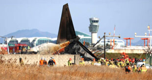 Par : AlArab-tv.com-AFP La crash d’un avion de la compagnie Jeju Air lors de son atterrissage à Muan, en Corée du Sud, vraisemblablement à la suite d’une collision avec des oiseaux, a fait au moins 167 morts dimanche, une catastrophe aérienne sans précédent en Corée du Sud. Les chances de retrouver d’autres survivants, en plus des deux membres d’équipage extraits de la carcasse en feu peu après l’accident en début de matinée, s’amenuisent au fil des heures.