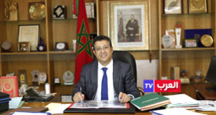 Par : AlArab-tv.com Fès - La ville de Fès s'engage dans un vaste programme d'embellissement et de modernisation urbaine, axé sur l'harmonisation des façades et la libération des espaces publics, a annoncé le Président du Conseil communal de Fès, Abdeslam Bekkali, dans un entretien accordé à la MAP.  Cette initiative ambitieuse vise à améliorer le cadre de vie des habitants, renforcer l'attractivité touristique et dynamiser l'économie locale. "L'harmonisation des façades, avec l'adoption d'une couleur unique blanc cassé, non éclatant, pour tous les bâtiments de la ville, s'inscrit dans une démarche globale d'embellissement et de valorisation du patrimoine architectural de Fès", a déclaré le président de la commune.