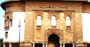 Par : AlArab-tv.com – avec MAP Le Comité de coordination et de surveillance des risques systémiques (CCSRS), réuni mardi au siège de Bank Al-Maghrib (BAM) à Rabat, a relevé que le secteur bancaire continue de faire preuve de résilience.  L’exercice de macro-stress test de solvabilité continue de montrer la résilience du secteur bancaire face aux scénarii de chocs simulant une forte détérioration des conditions économiques, le ratio de liquidité à court terme demeurant supérieur au minimum réglementaire », indique-t-on dans un communiqué sur cette 20ème réunion du CCSRS.