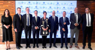 Par : AlArab-tv.com La Banque Européenne pour la Reconstruction et le Développement (BERD) et le groupe Crédit Agricole du Maroc (CAM) ont signé, jeudi à Rabat, un accord de prêt de premier rang d’un montant allant jusqu’à 50 millions d’euros (M€) pour soutenir les très petites, petites et moyennes entreprises (TPME) au Maroc. Signé par la présidente de la BERD, Odile Renaud-Basso et le président du groupe Crédit Agricole du Maroc, Mohammed Fikrat, en présence du ministre de l’Agriculture de la Pêche maritime, du Développement rural et des Eaux et Forêts, Ahmed El Bouari, ce prêt sera destiné au financement des TPME, dont 65% situées dans les zones touchées par le séisme, indique un communiqué de la BERD.