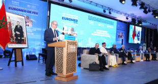 Par : AlArab-tv.com Le Maroc incarne l’Alliance des civilisations et la déploie concrètement par des actions tangibles, a affirmé, vendredi à Fès, le président de l’Université Euromed de Fès (UEMF), Mostapha Bousmina. S’exprimant à l’ouverture des Rencontres de l’Université Euromed de Fès sur l’avenir des civilisations, en présence du Conseiller de SM le Roi, M. André Azoulay, le président de l’UEMF a souligné que “le Maroc, sous la conduite éclairée de Sa Majesté le Roi Mohammed VI, ne se contente pas de discourir sur l’Alliance des civilisations. Il l’incarne et la déploie concrètement par des actions tangibles”. L’exception marocaine “cultive et promeut la paix sur la scène internationale pour le bien-être de l’Homme et de l’humanité”, a-t-il noté lors de ces rencontres tenues sous le thème: “Reconstruire la confiance pour un monde uni et pluriel”.