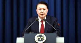 Par : AlArab-tv.com-AFP L’opposition sud-coréenne a annoncé mercredi le dépôt au Parlement d’une motion de destitution contre le président conservateur Yoon Suk Yeol, après sa tentative ratée d’imposer la loi martiale. Cette motion, qui devra réunir une majorité des deux tiers pour être adoptée, pourrait être soumise au vote dès vendredi, ont indiqué au cours d’une conférence de presse les six partis d’opposition représentés au Parlement, dont le principal d’entre eux, le Parti démocrate (centre-gauche). Yoon, dont la cote de popularité était déjà au plus bas, est mis dos au mur par l’opposition comme par son propre parti après avoir instauré la loi martiale lors d’une allocution surprise tard mardi, avant d’abroger cette mesure à peine six heures plus tard sous la pression des députés et de la rue.