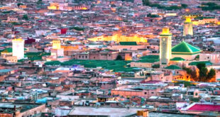 Par : AlArab-tv.com La 39ᵉ Journée Nationale de l'Architecte, organisée ce mardi 14 janvier à Fès, a été l'occasion de lancer le débat sur le réchauffement climatique et la problématique de l'eau au Maroc et discuter des solutions innovantes face à ces défis majeurs. S’exprimant lors d’une conférence réunissant des experts de renom dans le cadre de cette journée, la directrice de l’urbanisme au ministère de l’Aménagement du Territoire national, de l’Urbanisme, de l’Habitat et de la Politique de la ville, Badria Benjelloun, a souligné l’urgence d’une action concertée et la nécessité d’intégrer la gestion durable de l’eau dans la planification urbaine, face à la surexploitation des nappes phréatiques et aux événements climatiques extrêmes.