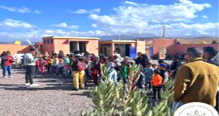 Par : AlArab-tv.com-AFP Fondation High Atlas (HAF), organisation caritative maroco-méricaine, organise chaque année une collecte  de fonds  pour aider les familles d'agriculteurs marocains démunis à la plantation  d'arbres fruitiers rentables et à l'autonomisation de la femme rurale. La Fondation, fondée en l'an 2000 par des membres du " Corps de la Paix"  au Maroc a lancé, dans un communiqué, un appel pour une collecte "Giving-Tueday" en vue  de soutenir des familles rurales à remplacer l'orge et le maïs  par la plantation d'arbres fruitiers qui permettent un rendement économique adéquat et une durabilité environnementale. "High Atlas Fundation" est  présidée par Dr. Yossef Ben-Meir, ancien membre du "Corps de la Paix" au Maroc et  professeur universitaire qui a enseigné dans des universités américaines et marocaines notamment à Marrakech et à Ifrane ( Al-Akhawayn).
