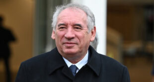 Par : AlArab-tv.com-MAP Le président français, Emmanuel Macron a nommé, vendredi, le centriste François Bayrou nouveau Premier ministre en succession du chef de l’exécutif démissionnaire Michel Barnier, a annoncé L’Elysée. “Le Président de la République a nommé M. François Bayrou Premier ministre, et l’a chargé de former un Gouvernement”, précise un communiqué de l’Elysée. Cette nomination intervient une semaine après la démission du gouvernement Barnier au lendemain du vote par l’Assemblée nationale d’une motion de censure déposée à son encontre par les partis de la gauche et soutenue par l’extrême droite.