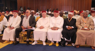 Par : AlArab-tv.com La Fondation Mohammed VI des ouléma africains, créée il y a huit années par Sa Majesté le Roi Mohammed VI, Amir Al Mouminine, a atteint aujourd’hui l’âge de la maturité, a affirmé le ministre des Habous et des Affaires islamiques, Ahmed Toufiq. Intervenant à l’ouverture mercredi matin à Fès de la 6ème session ordinaire du Conseil supérieur de la Fondation Mohammed VI des ouléma africains, qui se tient avec la Haute approbation de Sa Majesté le Roi Mohammed VI, Amir Al-Mouminine, Président de la Fondation, M. Toufiq a exprimé sa gratitude au Souverain qui a décidé la création de cette institution et tracé ses objectifs. M. Toufiq, qui est par ailleurs président délégué de la Fondation, a relevé que huit ans après sa création, cette institution a atteint l’âge de la maturité et œuvre pour le renforcement de la coopération entre les ouléma marocains et leurs confrères des pays africains, ajoutant que le réseau de la Fondation s’est élargi et compte désormais des sections dans 48 pays du continent.
