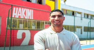 Par : AlArab-tv.com L’international marocain Achraf Hakimi a remporté le prix Lion d’Or 2024, au terme d’un vote organisé par le journal “Al Mountakhab”, avec la participation de 41 organes de presse. Hakimi est le deuxième joueur marocain à remporter ce sacre, après son compatriote Yassine Bounou (15e édition). Le joueur du PSG a été préféré au Nigérian Ademola Lookman, qui évolue à l’Atalanta, et à l’international marocain d’Al Ain émirati, Soufiane Rahimi.