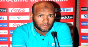 Par : AlArab-tv.com Abdellatif Jrindou a été désigné nouvel entraîneur du COD Meknès, en remplacement du Tunisien Abdelhay Ben Soltane, a annoncé, mercredi, le club de la capitale ismaélienne sur ses réseaux sociaux. Les résultats du CODM lors des dernières journées de la Botola Pro D1, notamment la défaite face à l’Olympic Safi et le nul face au Chabab Mohammedia au Stade d’honneur, ont précipité le départ du technicien tunisien, congédié mardi. Promu cette saison en Botola D1, le CODM n’a pas réussi à trouver son rythme de croisière. Il stagne en bas du tableau (14ème place) avec 14 points. Ancien international
