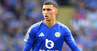 Par : AlArab-tv.com L’international marocain, Bilal El Khannouss, a marqué son premier but en Premier League, lors de la victoire de son club Leicester contre West Ham United (3-1), mardi, pour le compte de la 14e journée du championnat anglais de football. Le Lion de l’Atlas s’est imposé dès le début de la rencontre, en délivrant une passe décisive à son capitaine, Jamie Vardy, pour l’ouverture du score des Foxes (1-0, 2e). À l’heure de jeu, le joueur de 20 ans est revenu à la charge, en projetant dans les filets une passe de Kasey McAteer(2-0, 61e). Patson Daka a accentué l’avance des locaux en inscrivant un troisième but pour Leicester en fin de rencontre (3-0, 90e).