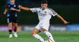 Par : AlArab-tv.com Le jeune défenseur marocain Youssef Lekhedim a été convoqué par l'entraîneur du Real Madrid, Carlo Ancelotti, pour le prochain match face à l’Atalanta, en Ligue des champions. Le Real Madrid a annoncé dimanche sa liste finale pour ce match, incluant pour la première fois l’arrière gauche marocain de 19 ans pour affronter le club italien, mardi au Gewiss stadium à Bergame. Youssef Lekhedim a disputé 15 matchs cette saison avec la Castilla (l’équipe B du Real Madrid), inscrivant l’unique but lors de la victoire contre Yeclano (1-0). Le site officiel du club des Merengues a révélé la liste convoquée par l’Italien Carlo Ancelotti, marquée aussi par la présence de l’international marocain Brahim Diaz.