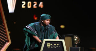 Par : AlArabtv.com Le Nigérian Ademola Lookman a été sacré meilleur joueur africain, lors de la cérémonie des CAF Awards 2024, organisée lundi soir au Palais des Congrès de Marrakech. Lookman a remporté la Ligue Europa avec l’Atalanta Bergame et a été finaliste de la CAN-2023 avec le Nigéria. Le joueur marocain du Paris Saint Germain, Achraf Hakimi, l’Ivoirien Simon Adingra (Brighton), le Guinéen Serhou Guirassy (Borussia Dortmund) et le Sud-Africain Ronwen Williams, gardien de but de Mamelodi Sundowns, étaient également en lice pour ce prestigieux prix.