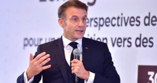 Par : AlArab-tv.com Le président français Emmanuel Macron a salué, mardi à Riyad, les efforts du Royaume du Maroc en matière de gestion des ressources hydriques. « Ce que le Maroc a réalisé dans le domaine du projet des autoroutes de l’eau a été un succès retentissant, car il a réussi à mobiliser toutes les technologies et à relever les défis dans les zones rurales et dans les villes« , a dit le président Macron dans son allocution lors du Sommet « One Water », réaffirmant le besoin d’une telle alliance. Dans son intervention, le chef du gouvernement, Aziz Akhannouch, qui représente le Roi au Sommet, avait indiqué, dans ce sens, que le Royaume a consacré plus de 14 milliards de dollars pour la mise en œuvre d’un programme national ambitieux visant à garantir l’accès à l’eau potable et à l’eau d’irrigation, et ce à travers une approche globale et innovante permettant au Royaume de garantir une réserve stratégique en eau.