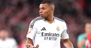 Le Real Madrid s'est incliné mercredi soir sur la pelouse de l'Athletic Bilbao lors d'une rencontre avancée de la 16e journée du championnat d'Espagne. Après une première mi-temps intense, l’ailier de l’Athletic Alex Berenguer a débloqué la situation en début de seconde période (53e), profitant d’un centre tendu d’Iñaki Williams mal dégagé par le gardien belge Thibaut Courtois. Les Madrilènes sont revenus dans la rencontre à la 79e minute grâce à un but de l’Anglais Jude Bellingham, après un nouveau pénalty raté par l’attaquant français Kylian Mbappé (68e), avant de plier une deuxième fois deux minutes plus tard devant le buteur basque Gorka Guruzeta (81e).
