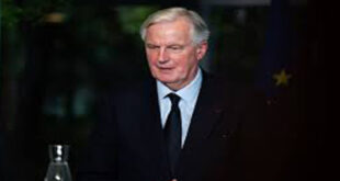 Par : AlArab-tv.com L’ambiance au sein du gouvernement français ressemble à celle d’une fin de règne : le Premier ministre, Michel Barnier, s’adressera à la nation mardi dans une position extrêmement fragilisée, avec l’ombre de la censure planant sur lui, attendue pour mercredi ou jeudi. Michel Barnier a engagé la responsabilité de l’exécutif en adoptant son projet de loi de financement de la Sécurité sociale sans vote, par le biais de l’article 49.3 de la Constitution. Il est invité aux journaux télévisés dans la soirée, a annoncé la chaîne publique France Télévisions. La séance de questions au gouvernement prévue dans l’après-midi à l’Assemblée nationale s’annonce tendue, avec un vote imminent sur une motion de censure, qui a toutes les chances d’être adoptée. La gauche et le Rassemblement National (RN) ont déjà annoncé qu’ils la voteraient. « La chute de Barnier est actée », a affirmé Mathilde Panot, cheffe des députés de La France Insoumise (LFI). Nommé le 5 septembre, il n’a tenu que trois mois, soutenu « sans participation » par le RN. Mais, selon le député socialiste Arthur Delaporte, « ce qui le fera tomber, c’est que le RN cessera de le soutenir. »