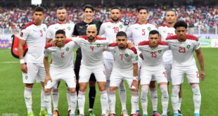 Par : AlArab-tv.com Le Maroc termine l’année 2024 au 14e rang mondial au classement de la Fédération internationale de football (FIFA), publié jeudi, inchangé par rapport au mois de novembre. Les Lions de l’Atlas se maintiennent à la première position en Afrique avec 1688,18 points, devant le Sénégal, qui occupe toujours le 17è rang, avec 1637,25 points. La sélection nationale de football conserve également la première place à l’échelle arabe. L’Egypte occupe la deuxième position (33è rang mondial) avec 1513,48 points. A l’échelle mondiale, peu de changements sont à signaler dans le dernier Classement Mondial de l’année. L’Argentine reste toujours en tête, suivie de la France et de l’Espagne.