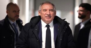 Par : AlArab-tv.com - avec AFP La composition du gouvernement français ne sera pas connue avant 17H00 GMT lundi, en raison de la journée de deuil national pour Mayotte, après un weekend d’intenses tractations et d’échanges entre le Premier ministre François Bayrou et le président Emmanuel Macron. Le centriste François Bayrou, désigné le 13 décembre, avait dit vouloir aboutir à des nominations au plus tard avant Noël. Il est « en train d’effectuer les derniers réglages », a indiqué dimanche son entourage, alors que M. Macron est rentré dimanche matin d’une tournée qui l’a conduit à Bruxelles, à Mayotte et en Afrique de l’Est.
