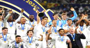 Par : AlArab-tv.com Le Real Madrid a surclassé le club mexicain de Pachuca par 3 buts à 0 en finale de la Coupe intercontinentale disputée mercredi au stade Lusail de Doha, remportant leur deuxième titre cette saison. Les buts du Real Madrid ont été signés Kylian Mbappé (37e), Rodrygo (53e) et Vinicius Junior (84e, s.p) Le Real Madrid avait déjà dominé l’Atalanta Bergame pour s’adjuger la Supercoupe d’Europe en août. Avec ce nouveau titre, remporté à nouveau sur un seul match, les Merengues se rassurent après un début de saison miné par les blessures et la recherche d’une nouvelle animation de jeu. Pachuca, tombeur du Botafogo (3-0), lors d’un des tours supplémentaires qu’il avait eu à disputer, avait pourtant très bien commencé en créant plusieurs situations dangereuses.
