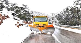Par : AlArab-tv.com Des chutes de neige sur les hauteurs dépassant 1500 m sont prévues, de samedi à lundi, et une vague de froid est attendue dans plusieurs provinces du Royaume, a indiqué la Direction générale de la météorologie (DGM) dans un bulletin d’alerte de niveau de vigilance “orange”. Ainsi, des chutes de neige (20-40 cm) sont attendues dans les provinces de Midelt, Azilal, Beni Mellal, Tinghir, Al Haouz, Taroudant et Ouarzazate. Le même phénomène (10-20 cm) est prévu durant la même période dans les provinces d’Ifrane, Chichaoua et Boulemane.
