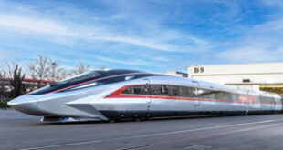 Par : AlArab-tv.com-avec Agences La Chine a dévoilé dimanche un nouveau modèle de train à grande vitesse (TGV), le CR450, capable d'atteindre une vitesse de 450 km/h lors des essais. Les tests du CR450 ont révélé « des performances inédites à l’échelle internationale » en termes de vitesse opérationnelle, de consommation d’énergie, de niveau sonore intérieur et de distance de freinage,