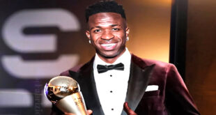 Par : AlArab-tv.com - avec AFP Le Brésilien du Real Madrid Vinicius Jr a été désigné meilleur joueur Fifa de 2024, et la double Ballon d’or Aitana Bonmati a été sacrée pour la seconde année consécutive, lors de la cérémonie « The Best » organisée à Doha au Qatar. Vinicius venge donc l’affront ressenti par le Real Madrid qui avait annulé sa venue à la cérémonie du Ballon d’or fin octobre à Paris pour protester contre la victoire du milieu de terrain espagnol de Manchester City, Rodri. Le club merengue, qui a décroché sa quinzième Ligue des champions la saison dernière, a aussi vu son entraîneur Carlo Ancelotti emporter le trophée du meilleur entraîneur de l’année. L’Italien avait déjà été désigné au Ballon d’or. Les deux hommes ont prononcé quelq