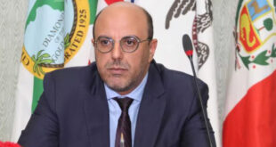 Par : AlArab-tv.com Le président de la Chambre des conseillers, Mohamed Ould Errachid a eu, jeudi à Panama City, des entretiens avec le vice-ministre panaméen des Affaires étrangères en charge des questions multilatérales, Carlos Guevara Mann. Cette entrevue a eu lieu à l’occasion de la participation de M. Ould Errachid aux travaux de l’Assemblée générale du Parlement d’Amérique Latine et des Caraïbes (Parlatino) qui s’est tenue les 4 et 5 décembre dans la capitale du Panama. A cette occasion, le président de la Chambre des conseillers a souligné que ces entretiens s’inscrit dans le cadre de la consolidation des relations d’amitié et de coopération entre le Maroc et le Panama, basées sur le respect mutuel et le dialogue, ainsi que sur la convergence de vues au sujet de questions régionales et internationales. A ce propos, il a mis l’accent sur l’importance de développer la coopération économique eu égard aux potentialités économiques et d’investissement dont regorgent les deux pays, a indiqué un communiqué de la Chambre des Conseillers.