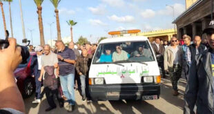 Par : AlArab-tv.com Les funérailles du comédien marocain Mustapha Zaari, qui s’est éteint à l’âge de 86 ans, ont eu lieu mardi à Casablanca. Après les prières d’Ad-Dohr et du mort à la mosquée Achouhada, la dépouille du défunt a été inhumée au cimetière Achouhada, dans une atmosphère empreinte d’émotion. Les obsèques se sont déroulées en présence notamment des membres de la famille du défunt, de ses proches et amis, ainsi que de plusieurs artistes et professionnels des médias qui ont accompagné le défunt à sa dernière demeure. Dans des témoignages recueillis par la MAP à cette occasion, les proches, amis et collègues du regretté ont exprimé leur tristesse face à la perte d’une figure emblématique du théâtre marocain, qui a marqué de son empreinte toute la scène artistique nationale. Ils ont notamment rappelé les qualités humaines du défun