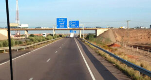 Par : AlArab-tv.com La Société nationale des autoroutes du Maroc (ADM) a annoncé la suspension provisoire, dans la nuit de mardi à mercredi prochains, de la circulation entre l’échangeur Berrechid-Nord et Berrechid-Sud en raison de travaux réalisés à ce niveau. « Dans le cadre des dernières étapes des travaux de triplement de l’autoroute Casablanca-Berrechid, ADM informe les usagers de l’autoroute Casablanca-Berrechid que les travaux de pose d’une passerelle piétons seront réalisés au niveau du point kilométrique PK 32 entre les échangeurs Berrechid-Nord et Berrechid-Sud pendant la nuit du mardi 03/12/2024 à 22h00 jusqu’au mercredi 04/12/2024 à 06h00 du matin« , indique un communiqué de la société.