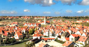 Par : AlArab-tv.com La province d’Ifrane ambitionne de devenir un modèle mondial en matière de durabilité environnementale en décrochant le label international de ville 100 % propre, a affirmé mardi à Ifrane, le wali de la région de Fès-Meknès, gouverneur de la préfecture de Fès, Mouaad Jamai. S’exprimant lors d’une rencontre de communication réunissant les principaux acteurs et les investisseurs de la province, M. Jamai a relevé que l’objectif est de faire d’Ifrane un modèle d’excellence écologique, en visant notamment l’obtention d’un label international “Ifrane, ville propre”.